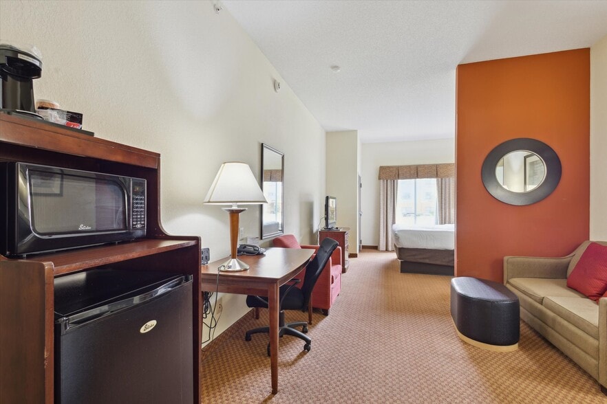 More Photos Of 2750 Fortune Cir W, Indianapolis Hotel For Sale