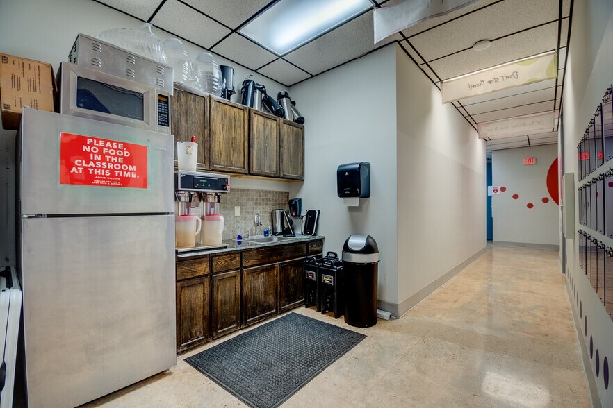 More Photos Of 5819 10th St, Katy Storefront For Sale