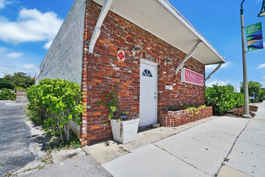 More Photos Of 2211 N Dixie Hwy, Lake Worth Freestanding For Lease
