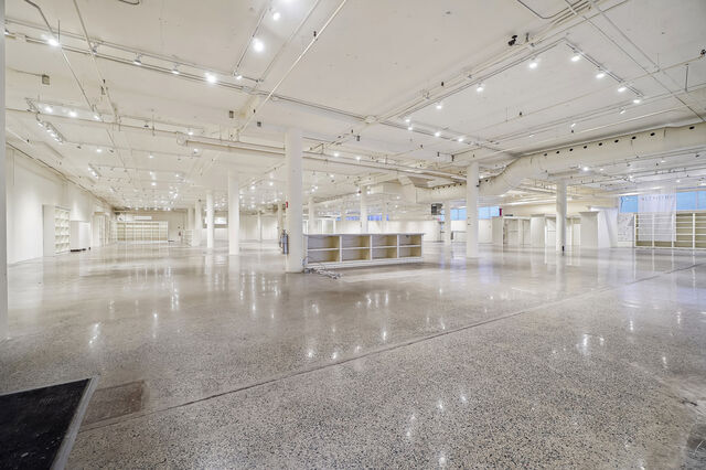 More Photos Of 4360 Ch de la Côte-de-Liesse, Mt Royal Showroom For Sale