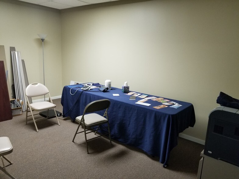 More Photos Of 3170 E 53rd St, Davenport Freestanding For Lease