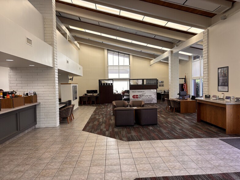 More Photos Of 800-850 Glenneyre St, Laguna Beach Office For Sale