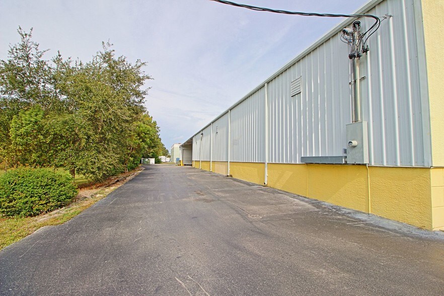 More Photos Of 12180 Metro Pky, Fort Myers Distribution For Lease