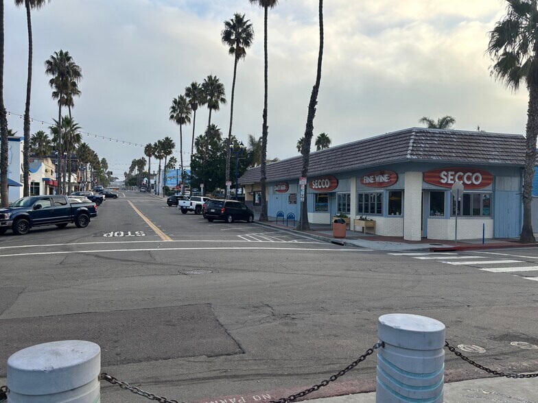 More Photos Of 301-309 Pier View Way, Oceanside Bar For Lease