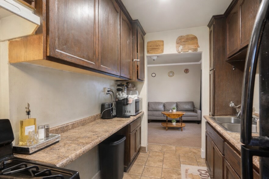 More Photos Of 1543 W 22nd Pl, Los Angeles Multifamily For Sale