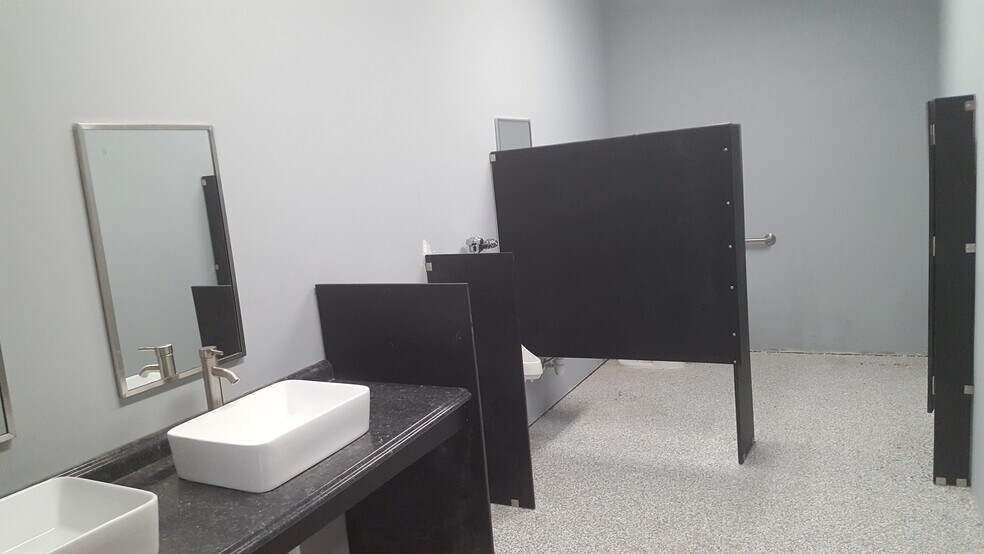 More Photos Of 7140-7176 15th St E, Sarasota Manufacturing For Lease