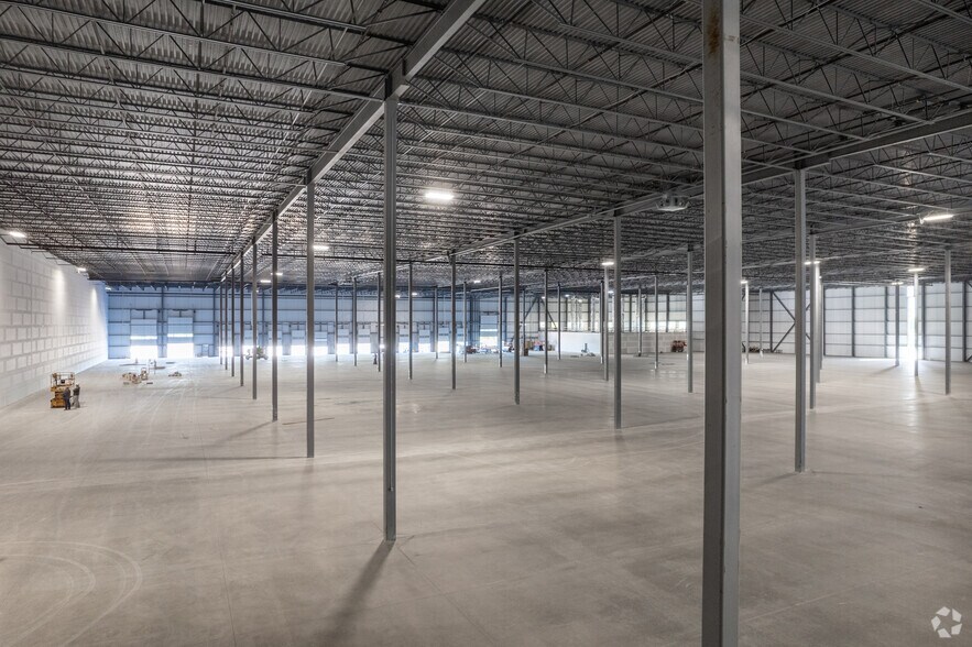 More Photos Of 151 Garden Ave, Brantford Distribution For Lease