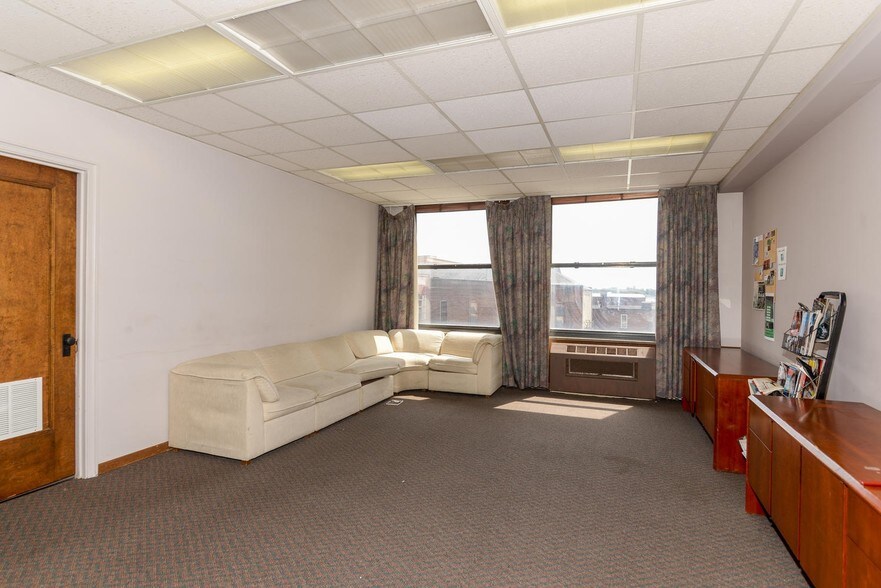 More Photos Of 931 Meridian St, Anderson Office For Sale