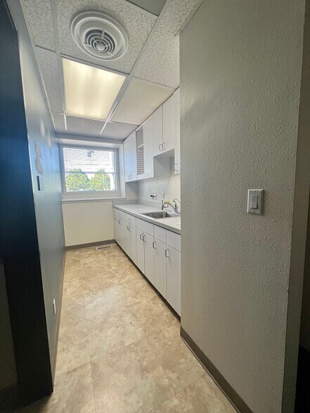 More Photos Of 940-948 NE 102nd Ave, Portland Medical For Sale