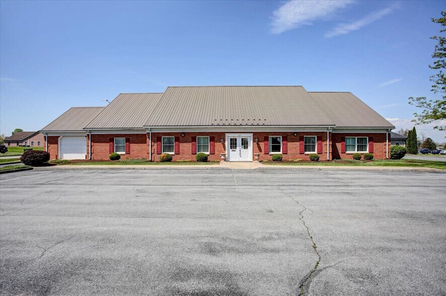 Primary Photo Of 1137 Kennebec Dr, Chambersburg Office For Sale