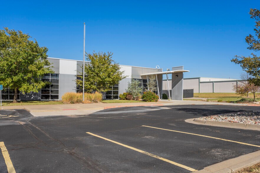 More Photos Of 8924 E 35th St, Wichita Office For Sale