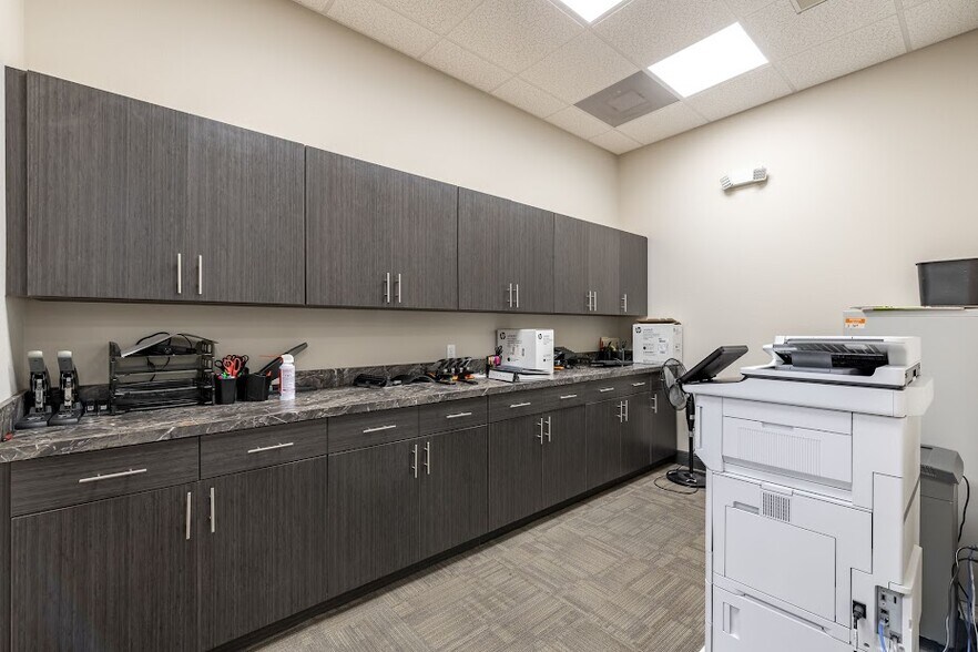 More Photos Of 422 NE 2nd Pl, Cape Coral Office For Lease