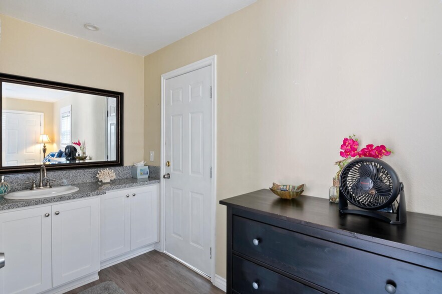 More Photos Of 1910 W Lincoln St, Long Beach Multifamily For Sale