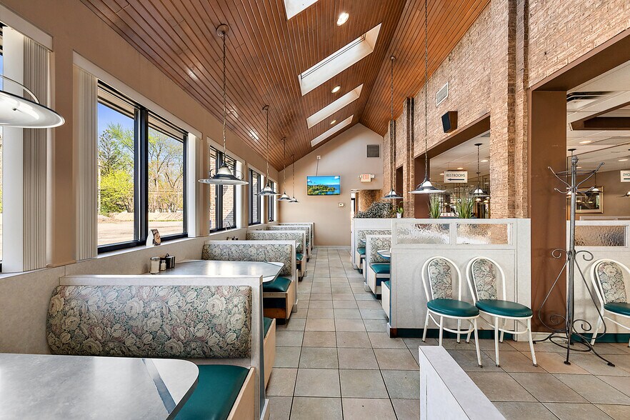 More Photos Of 37116 S Groesbeck Hwy, Clinton Township Restaurant For Sale