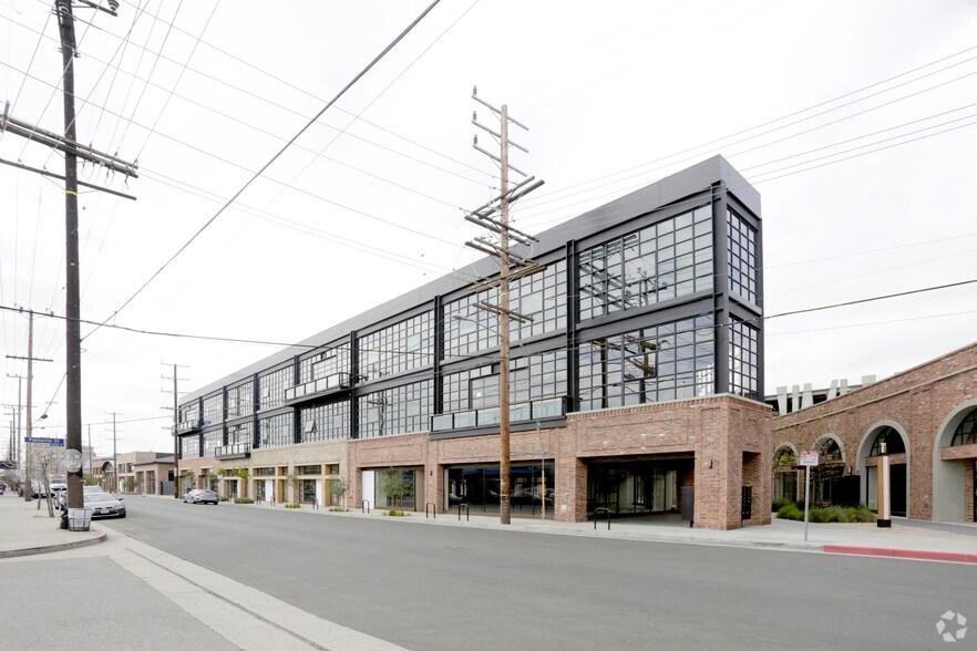 More Photos Of 555-581 Mateo St, Los Angeles Loft Creative Space For Lease