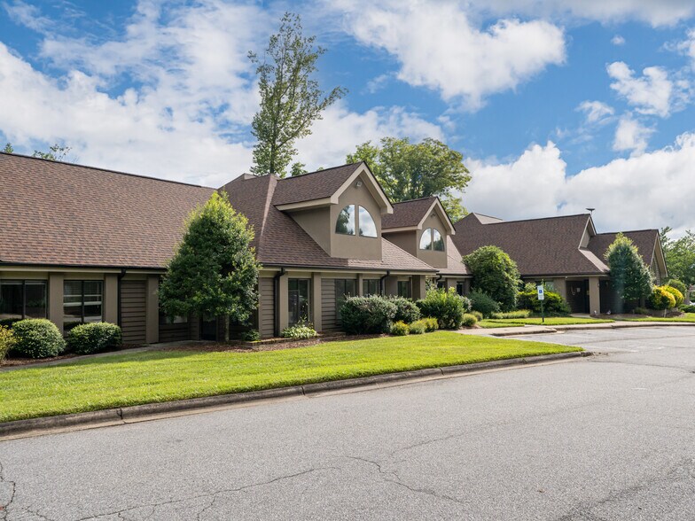 More Photos Of 1998 Hendersonville Rd, Asheville Medical For Sale