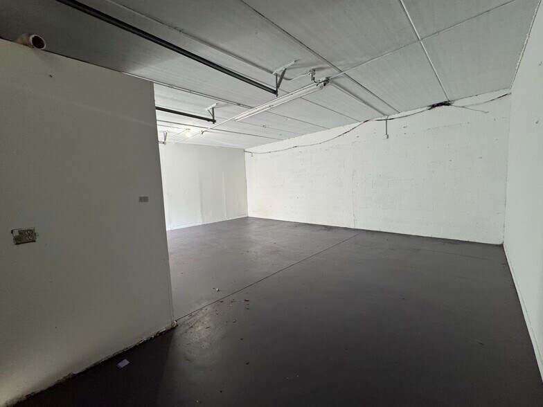 More Photos Of 7535 Enterprise Dr, Riviera Beach Light Distribution For Lease