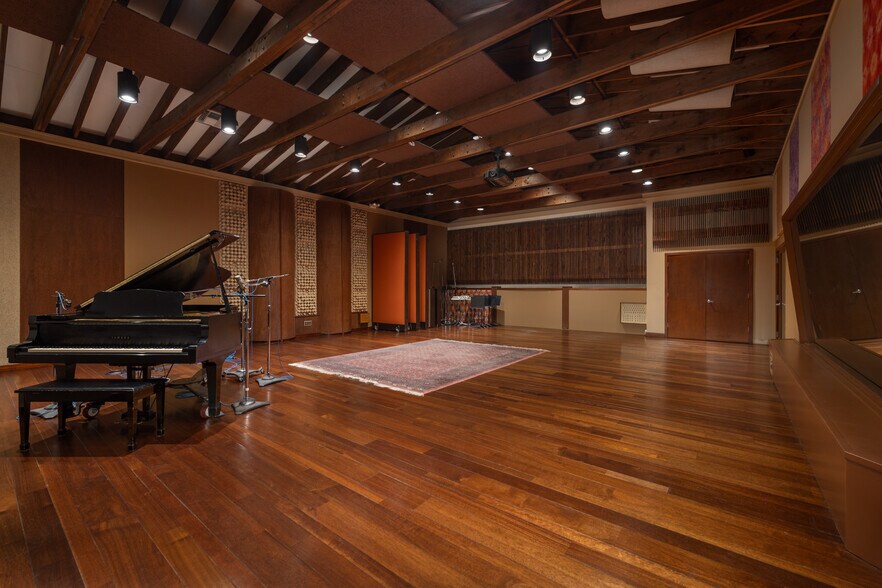 More Photos Of 5102 Vineland Ave, North Hollywood Movie Radio TVStudio For Lease