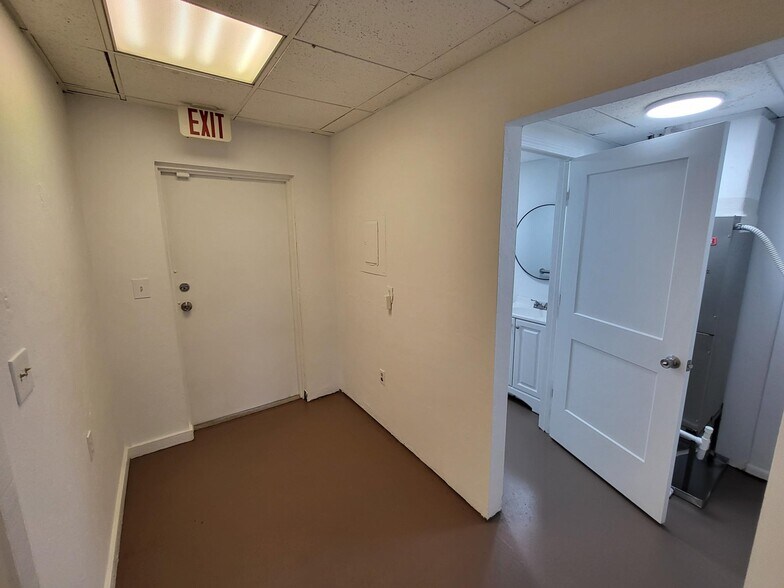 More Photos Of 1930 Park Meadows Dr, Fort Myers Office For Lease