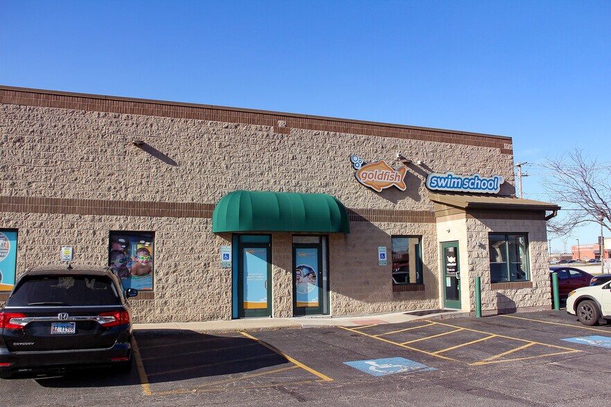 More Photos Of 559-617 N York St, Elmhurst General Retail For Lease