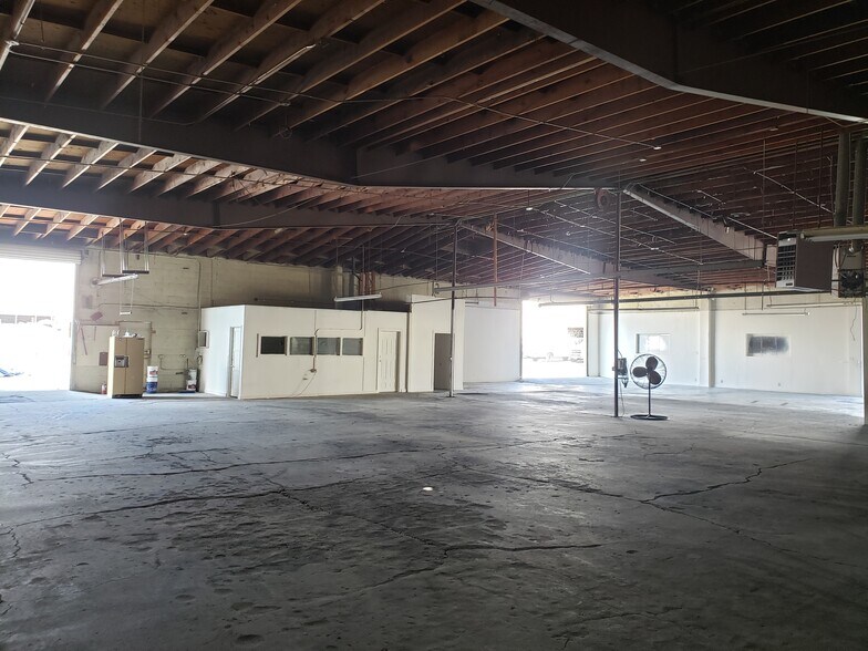 More Photos Of 12173 Branford St, Sun Valley Service For Lease