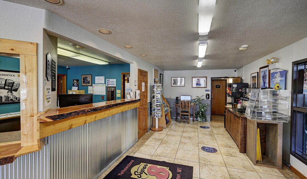 More Photos Of 702 Scott St, Gardiner Hotel For Sale