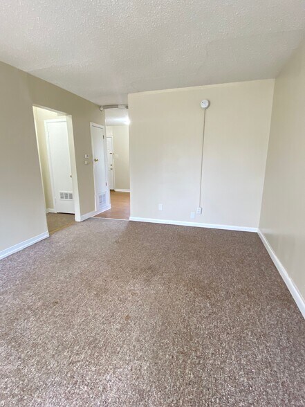 More Photos Of 1014 SW 33rd St, Topeka Specialty For Sale