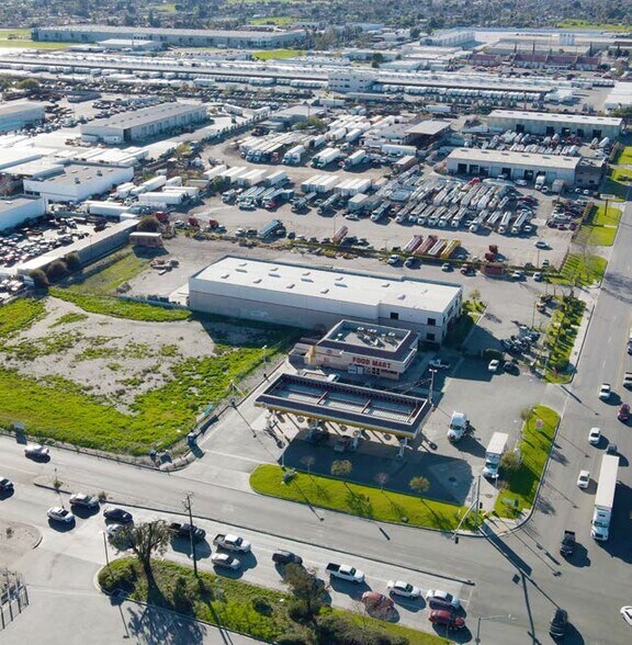 More Photos Of 205 W Slover Ave, Bloomington Warehouse For Lease