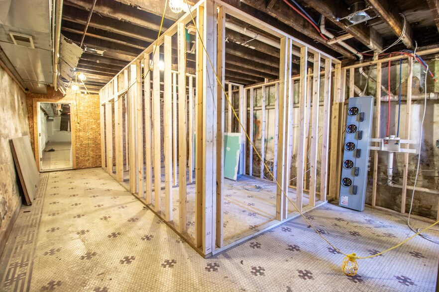 More Photos Of 6 N Saginaw St, Pontiac Storefront Retail Residential For Sale