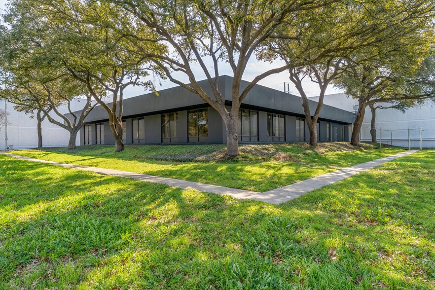 More Photos Of 4404 S Beltwood Pky, Dallas Warehouse For Lease