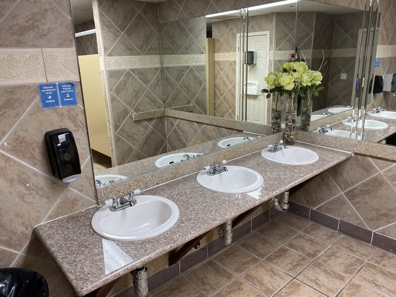 More Photos Of 2814 N Maroa Ave, Fresno General Retail For Sale