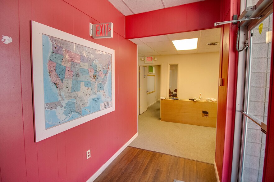 More Photos Of 319-321 Ridge St, Alton Showroom For Sale