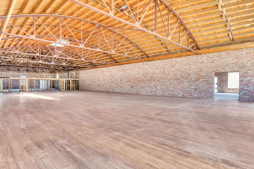 More Photos Of 815 W Broadway St, Ardmore Freestanding For Sale