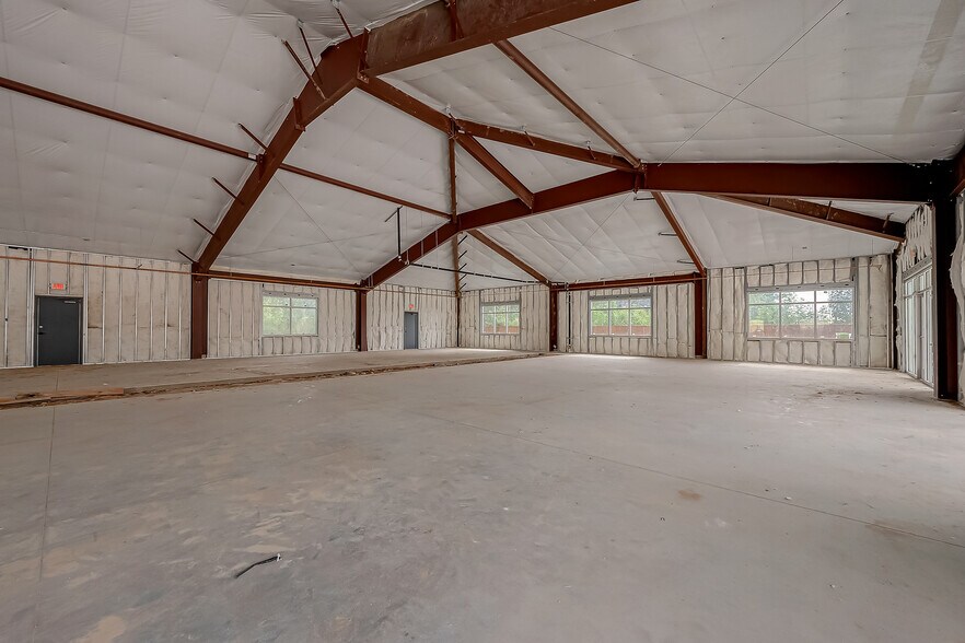 More Photos Of 910 East Ave, Katy Showroom For Lease