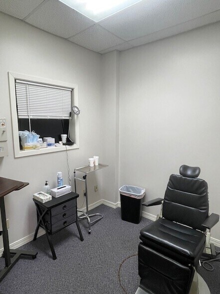 More Photos Of 1911 Mission 66, Vicksburg Medical For Lease