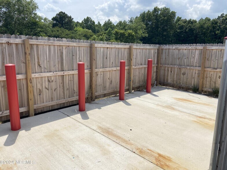 More Photos Of 100 Gardner Farm Ln, Currituck Storefront For Sale