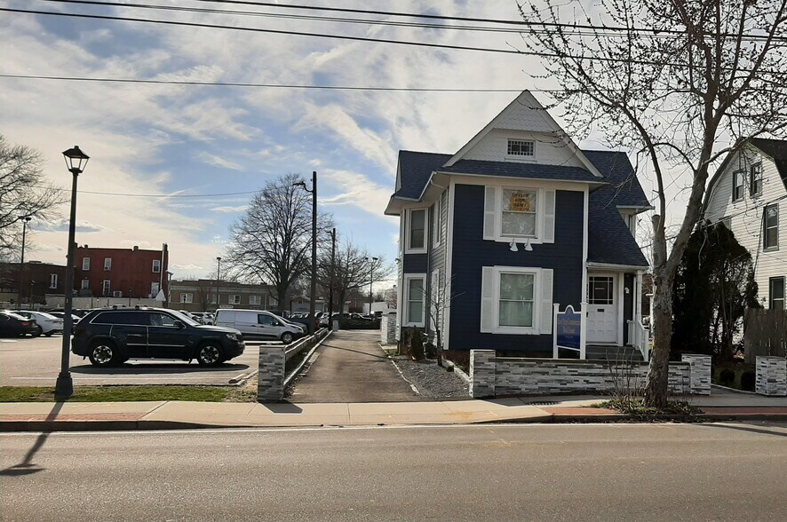 More Photos Of 169 Roanoke Ave, Riverhead Office Residential For Lease