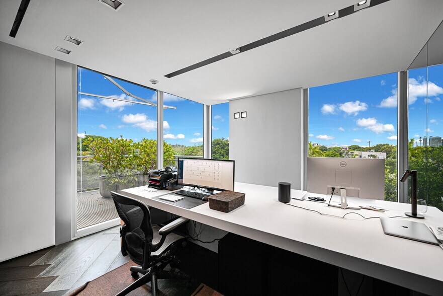 More Photos Of 5555 Biscayne Blvd, Miami Office For Lease