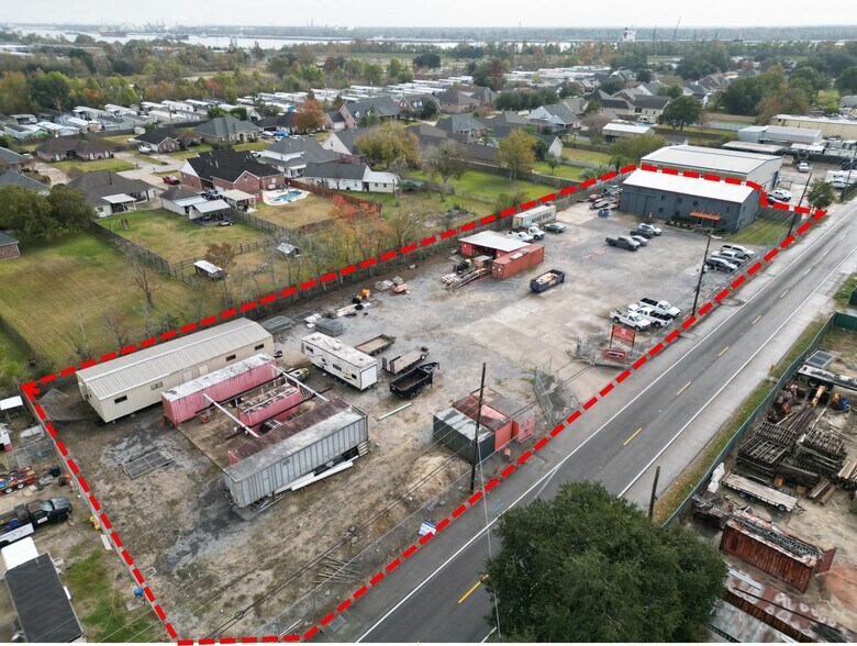 More Photos Of 326 Almedia Rd, Saint Rose Warehouse For Lease