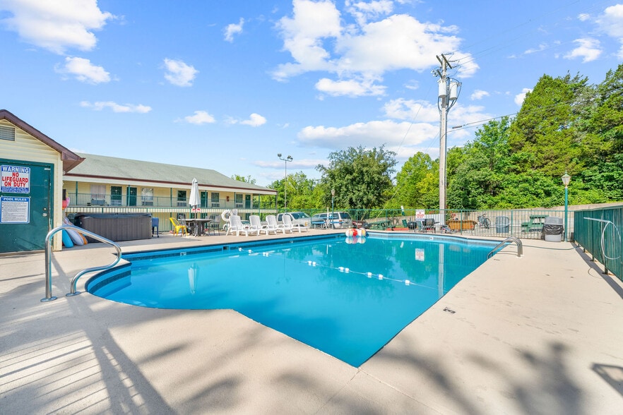 More Photos Of 1360 W Hwy 76, Branson Hotel For Sale