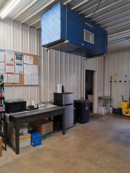 More Photos Of 125 S Industrial Dr, Buckley Distribution For Lease