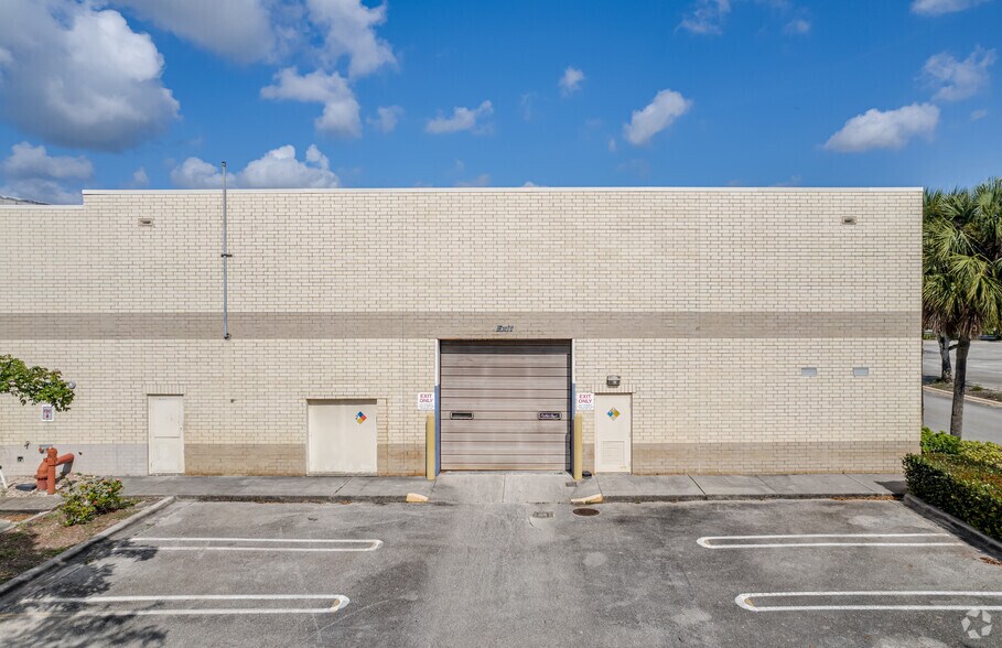 More Photos Of 9565 W Atlantic Blvd, Coral Springs Department Store For Lease