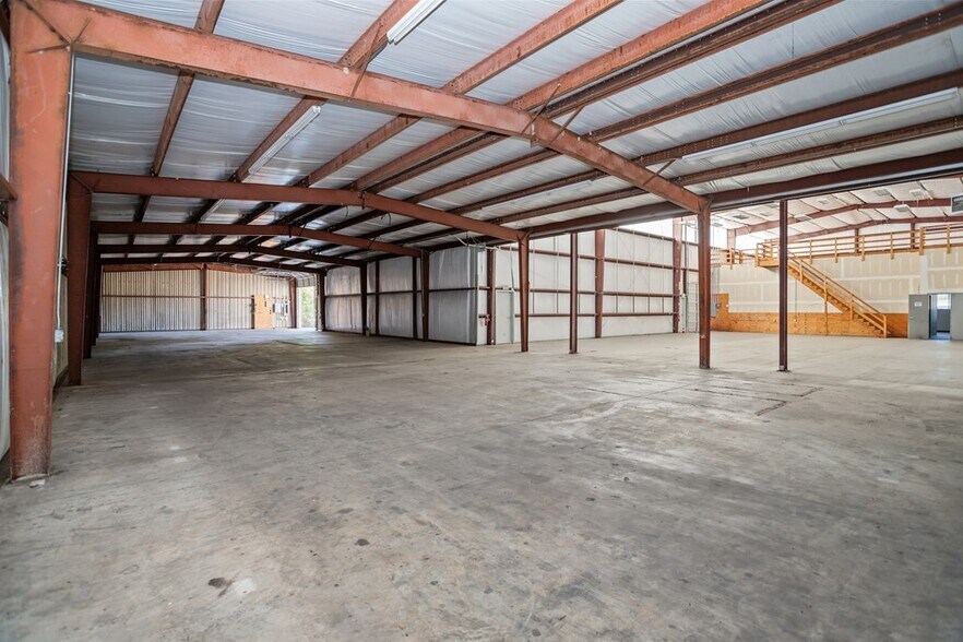 More Photos Of 2500 N Medford Dr, Lufkin Warehouse For Sale