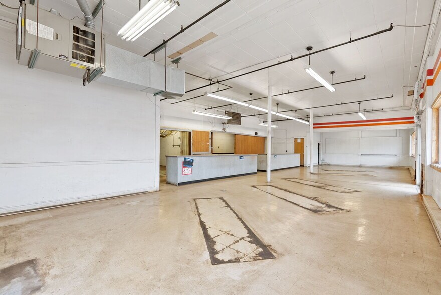 More Photos Of 314 E Market St, Warsaw Showroom For Sale