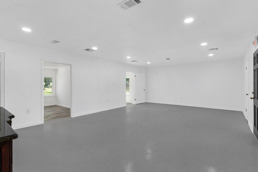 More Photos Of 109 W Lakeview St, Lady Lake Office For Lease