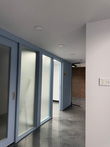 More Photos Of 3858-3870 Notre-Dame, Laval Office For Sale