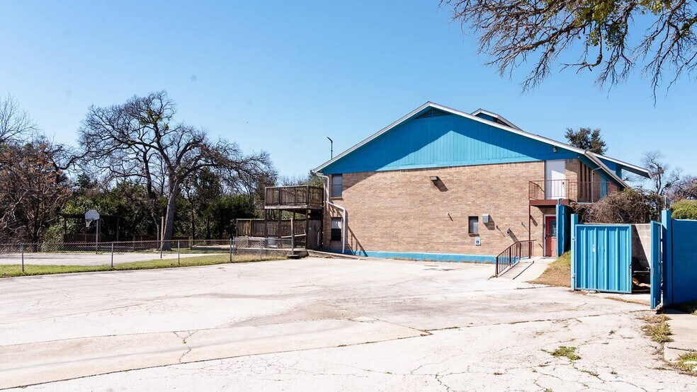 More Photos Of 751 S Bell Blvd, Cedar Park General Retail For Sale