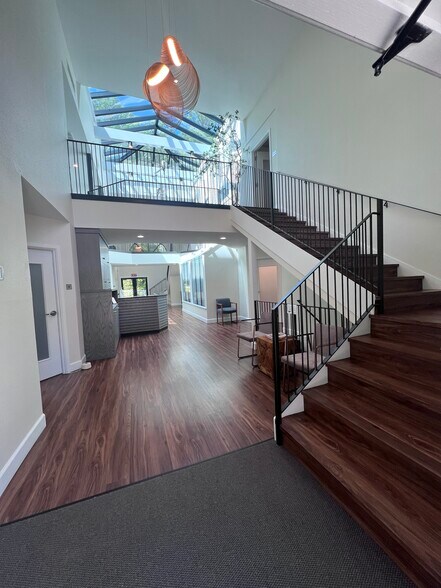 More Photos Of 545 Rainier Blvd N, Issaquah Office For Sale