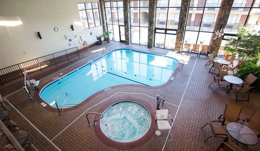 More Photos Of 3215 W 76 Country Blvd, Branson Hotel For Sale