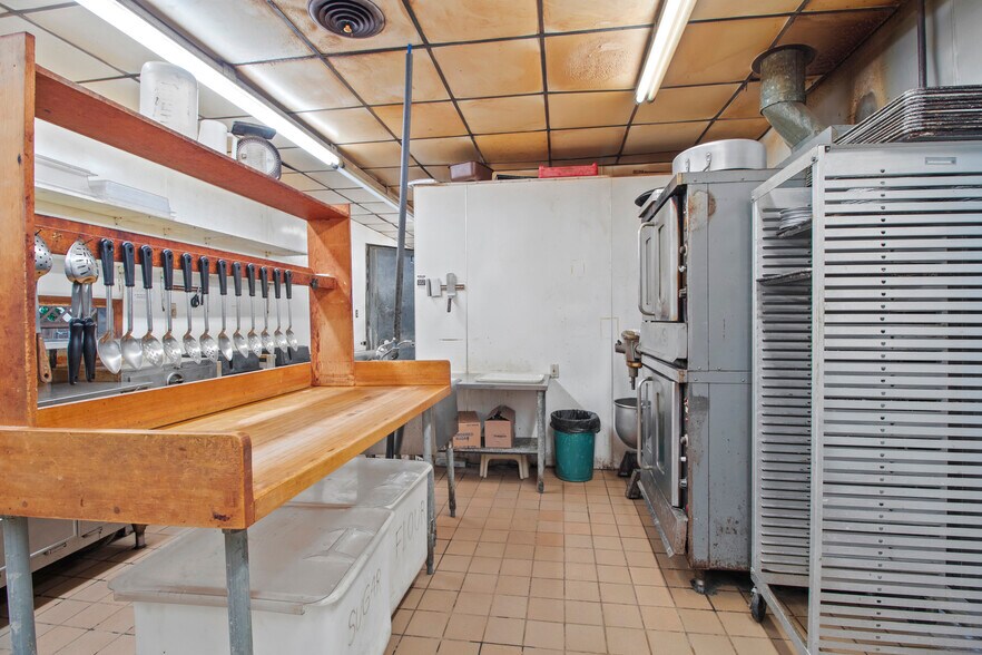 More Photos Of 911 N Broadway Ave, Ada Restaurant For Sale